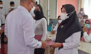 SEKDA TANGGAMUS BAGIKAN SK NON PNSD DILINGKUNGAN DINAS PENDIDIKAN