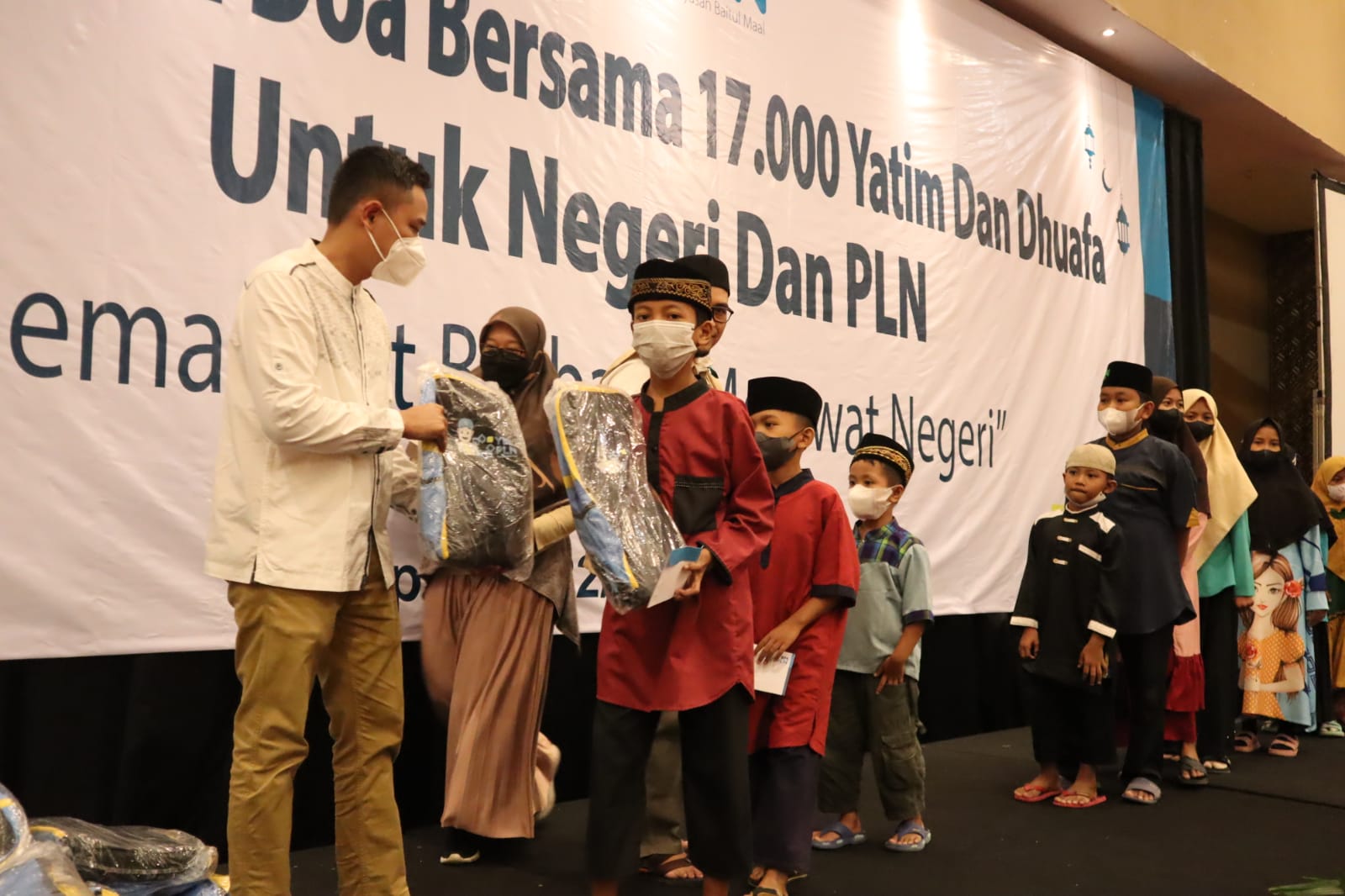 Eki Putra, Ketua YBM PLN UID Lampung memberikan sambutan dalam acara Buka Puasa Bersama Anak Yatim dan Duafa di Hotel Emersia