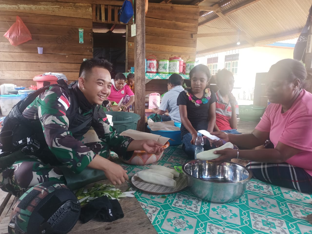 Kebersamaan Satgas Yonif 143/TWEJ Bantu Masak dan Jemput Warga Sukseskan Sidang Klasis