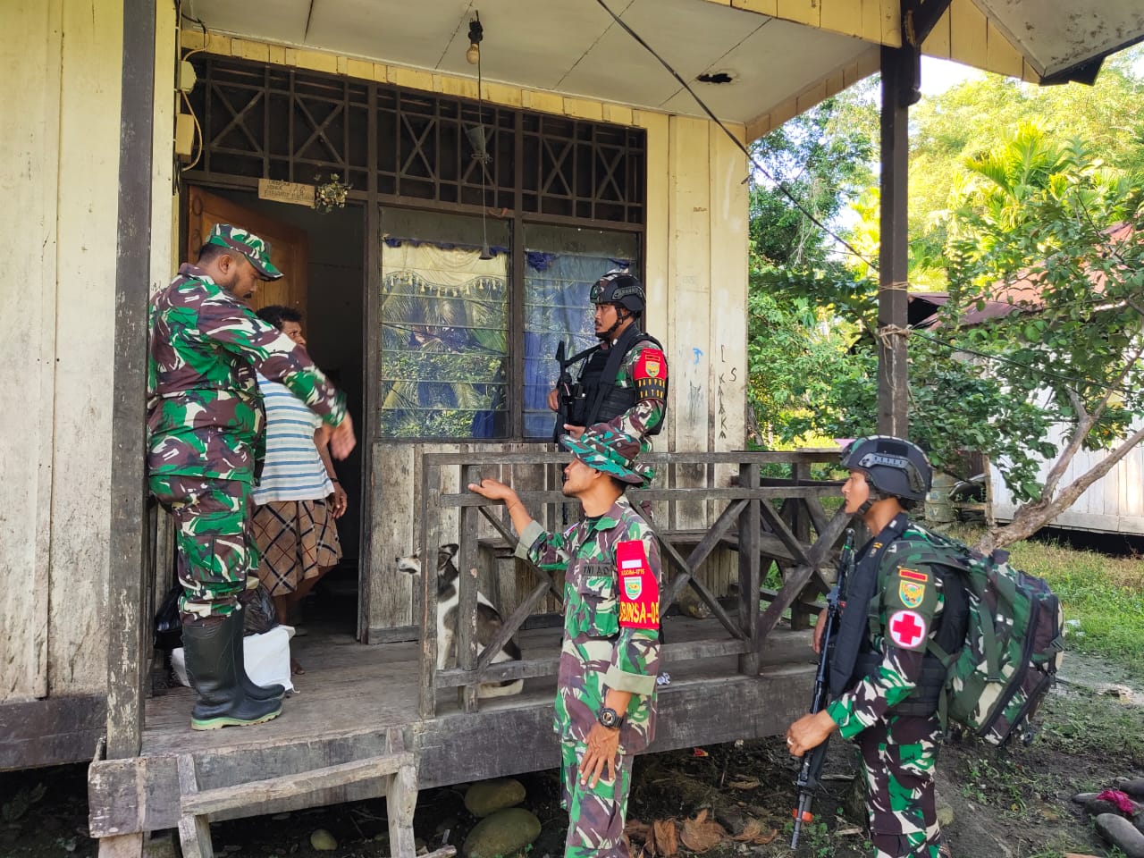 Hadiri Kedukaan Warga Pedalaman Papua, Satgas Yonif 143/TWEJ Berikan Bantuan Sembako