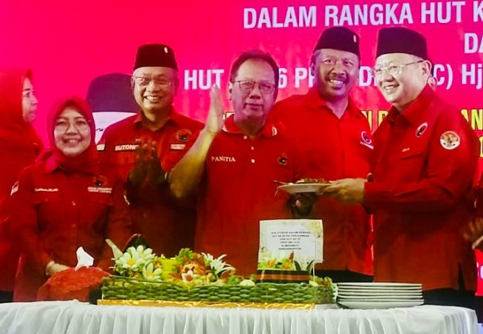 HUT PDIP dan Ketum Megawati, Mingrum Gumay Gunakan Salam Pancasila Saat Diberi Potongan Tumpeng