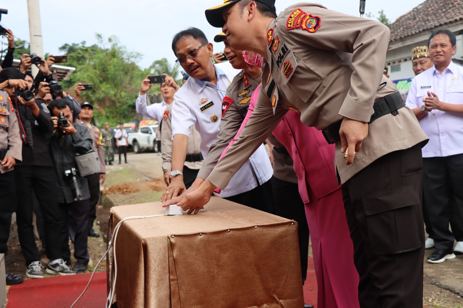 Kapolda Lampung Resmikan Kantor  Sementara Polres Pesisir Barat