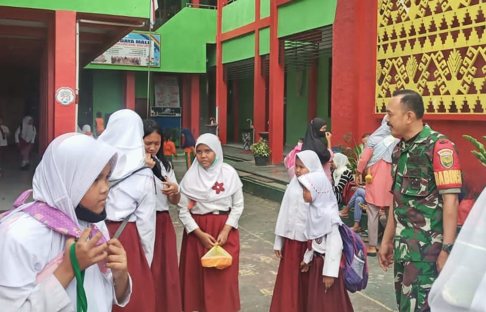 Cegah Tindak Kejahatan, Dandim 0410/KBL Kerahkan Babinsa Penjagaan Pelajar Di Tiap Sekolah