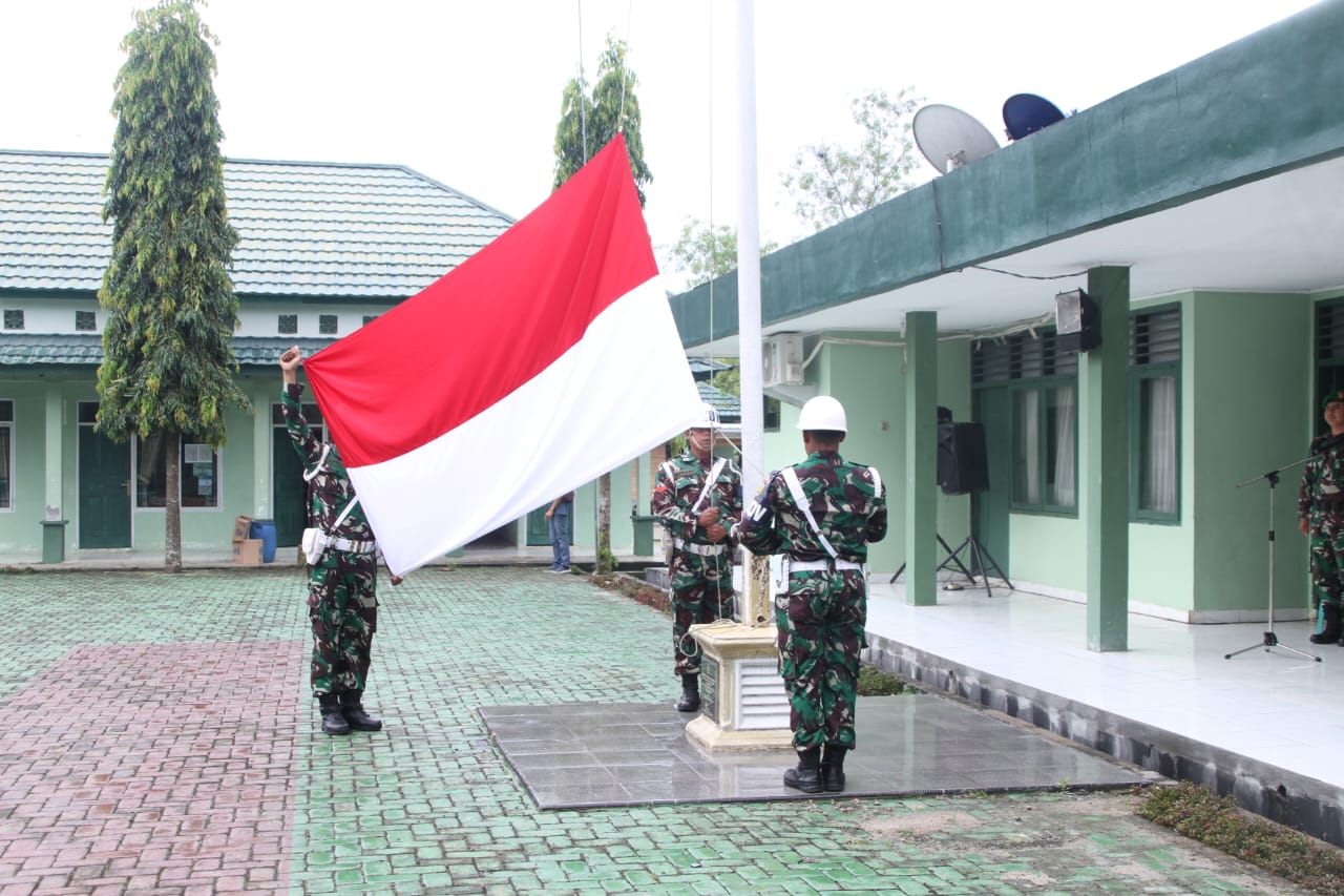 Kodim 0426 Tulang Bawang melaksanakan upacara bendera mingguan yang rutin digelar setiap hari Senin.