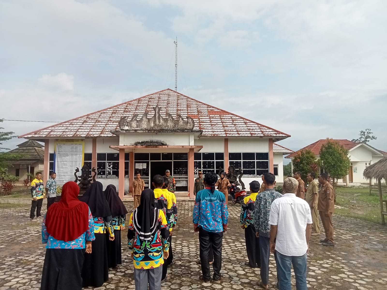 Babinsa koramil 426-01 Simpang Pematang, Kodim 0426 Tulang Bawang, Koptu Purwoko melaksanakan Apel Pagi bersama dengan Perangkat Desa Panca Warna