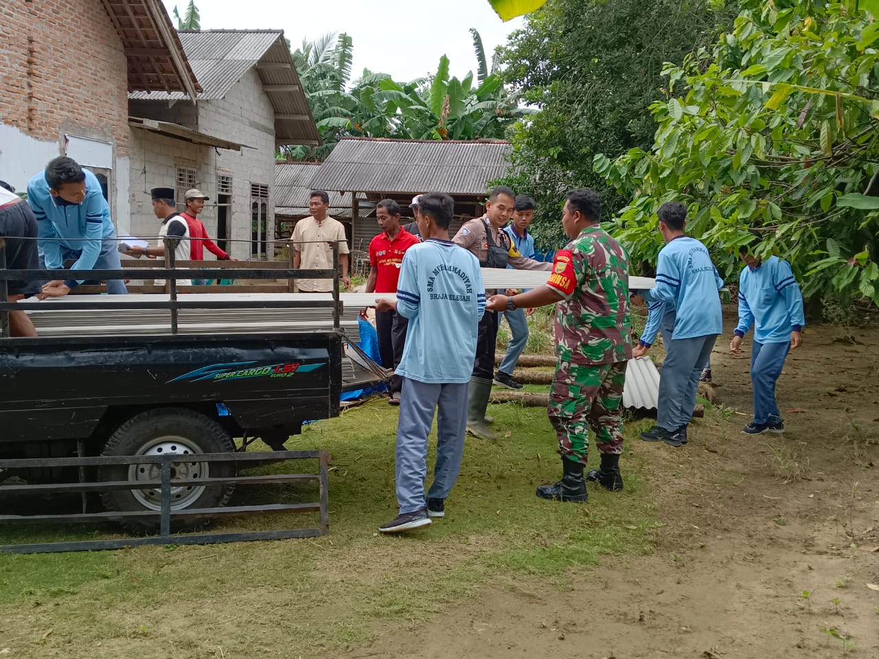 Polres Lamtim Gotong Royong Bantu Korban Angin Puting Beliung