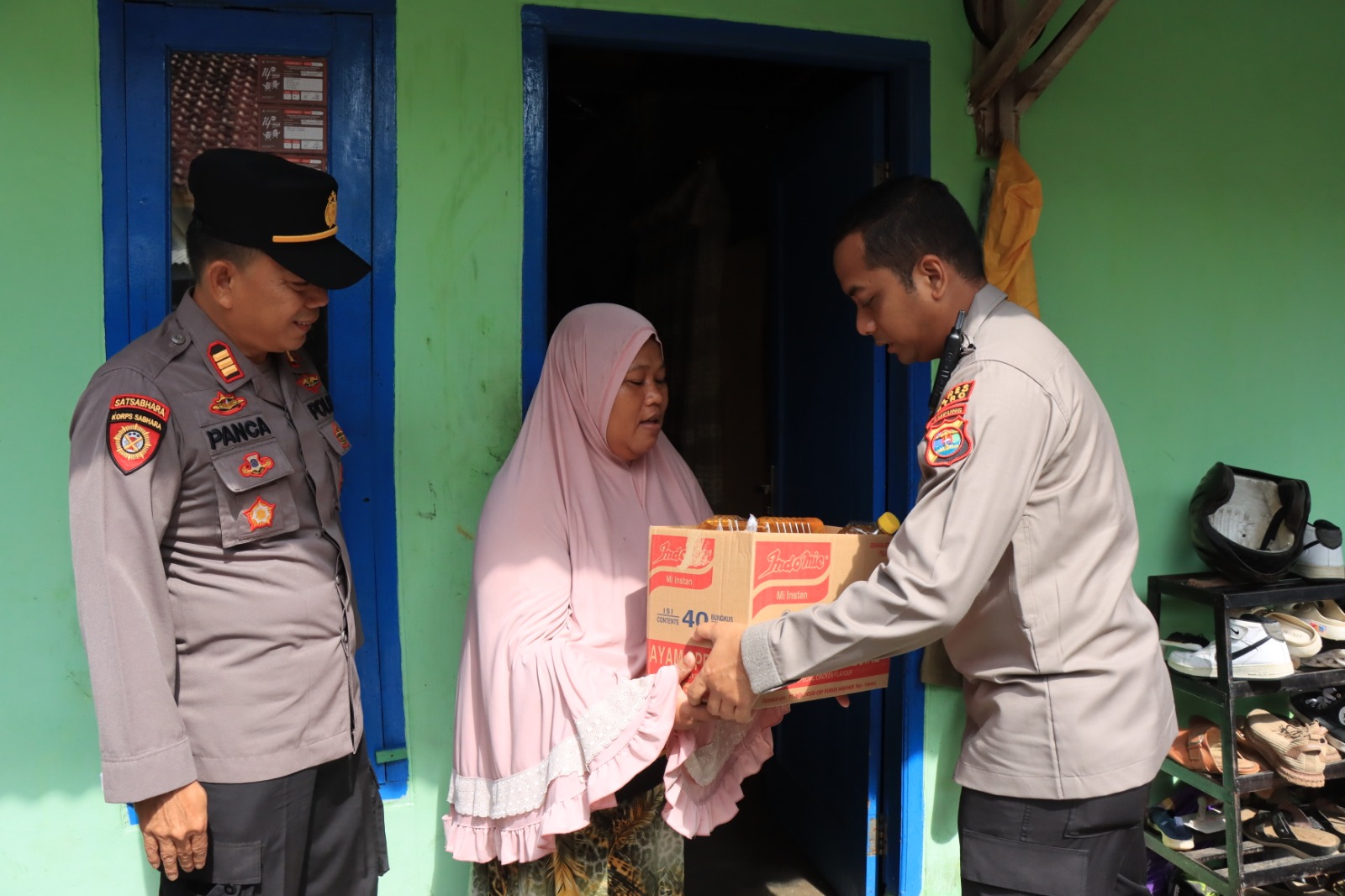 Jumat Berkah, Kapolres Metro Salurkan Bansos Kepada Masyarakat Yang Membutuhkan