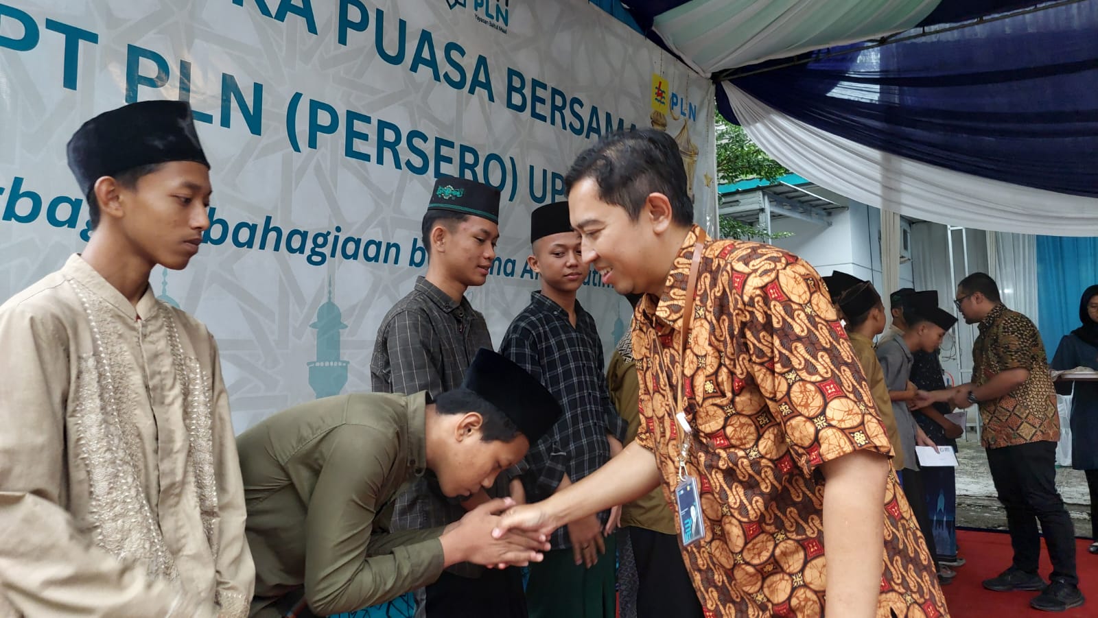 Berbagi Kebahagiaan Ramadhan, YBM PLN Salurkan Ratusan Paket Sembako dan Santunan kepada Mustahik di Lampung